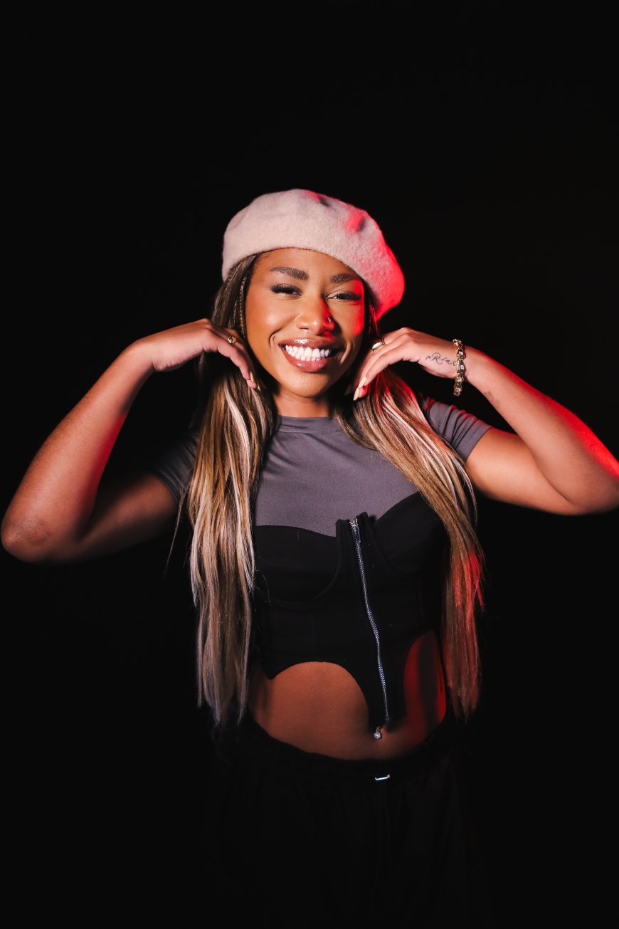 Ebony fala de feat com Anitta em novo álbum: 'É sobre a força da energia feminina'